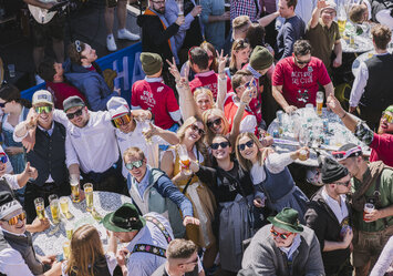 Eine Gruppe von Menschen in Tracht lächelt in die Kamera.