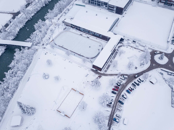 Der Freizeitpark im Zell von Schnee bedeckt
