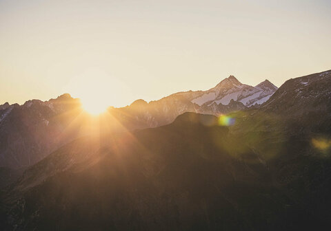 Sonnenaufgang hinter den Bergen am Gerlosstein