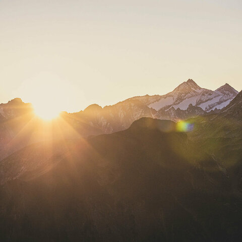 Sonnenaufgang hinter den Bergen am Gerlosstein