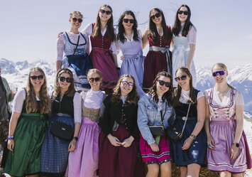 Eine Mädchen Gruppe in Dirndln posieren für ein Foto.