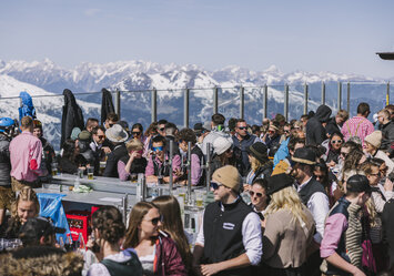 Eine Gruppe feiert zusammen im Freien.