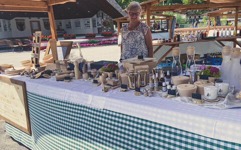 Holzverkauf beim Bauernmarkt