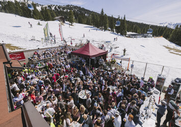 Menschen feiern zusammen im Freien.