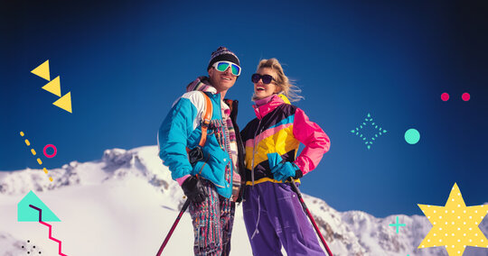 Ein Mann und eine Frau in bunter 90er Style Kleidung.