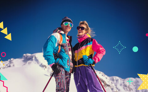Ein Mann und eine Frau in bunter 90er Style Kleidung.