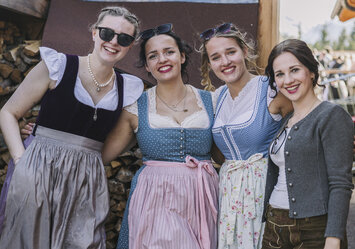 Vier Frauen in Trachtenkleidung posieren für ein Foto.