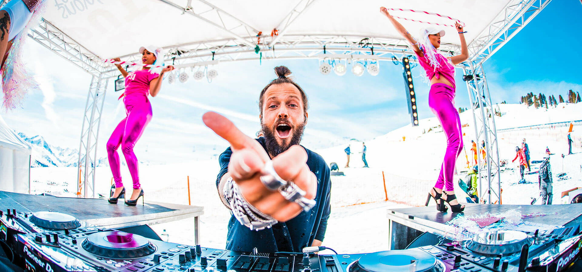 Ein DJ und zwei Tänzerinnen bei der Dutchweek Gerlos