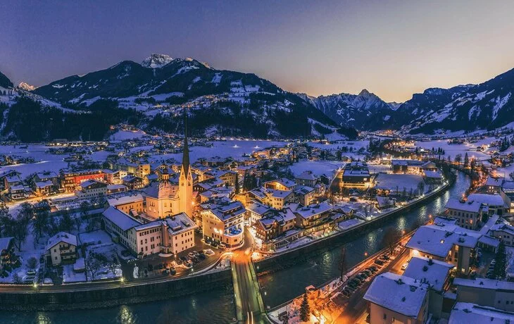 Zell am Ziller bei Nacht im Winter