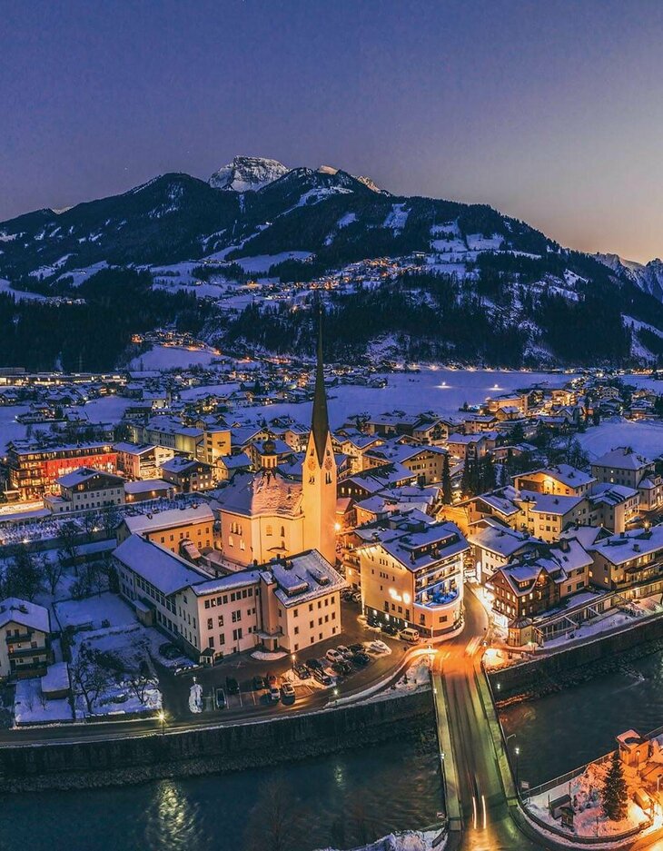 Zell am Ziller bei Nacht im Winter