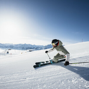 Ein Skifahrer beim Karven