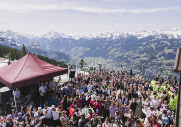 Eine große Gruppe von Menschen feiern zusammen im Freien.