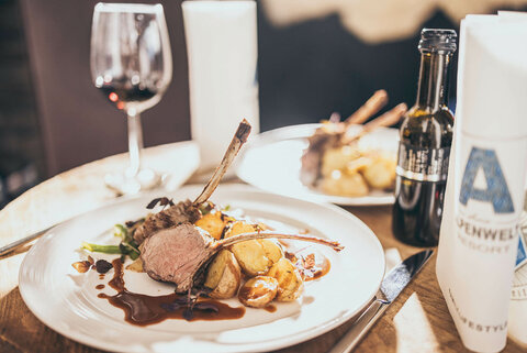 Ein gedeckter Tisch mit köstlichem Essen und Wein