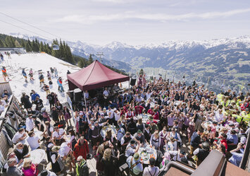 Eine große Menschengruppe feiert zusammen im Freien.