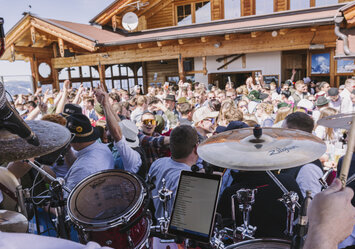 Eine Band spielt Musik und sing im Freien.
