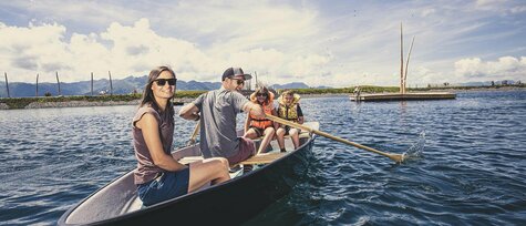 Eine Familie auf einem Ruderboot.