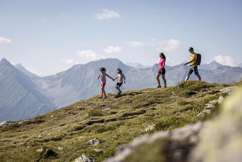 Eine Familie wandert in der Natur