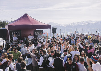 Eine Gruppe feiert zusammen im Freien.