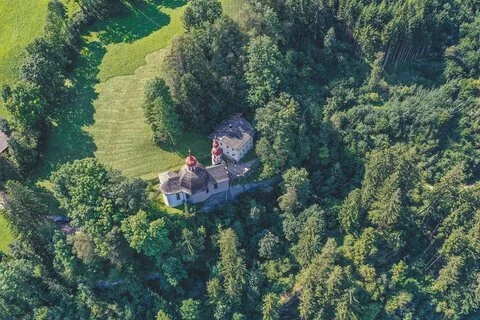 Blick auf eine Wallfahrtskirche aus der Vogelperspektive