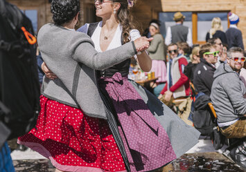 Zwei Frauen tanzen zusammen.