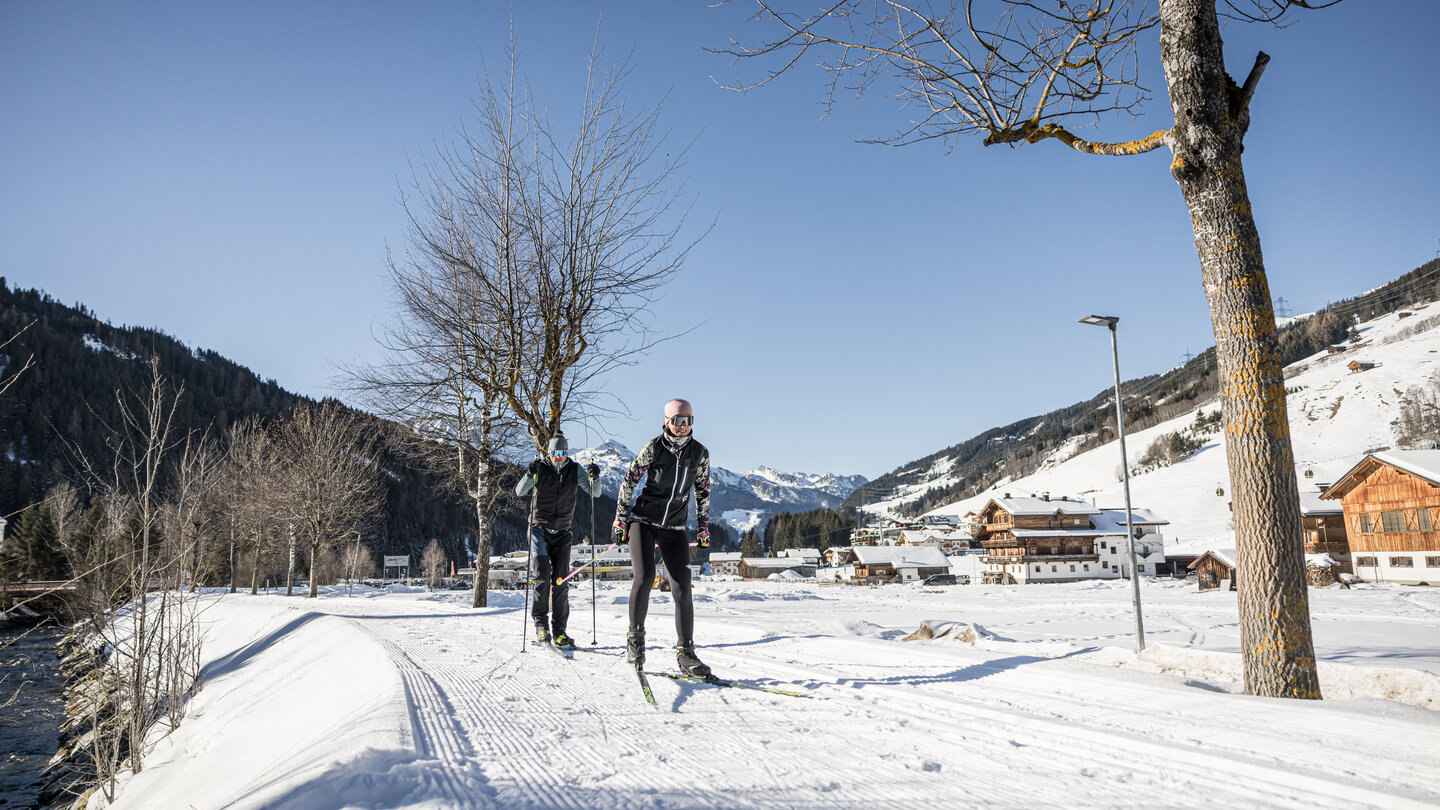 zwei Leute beim Langlaufen 