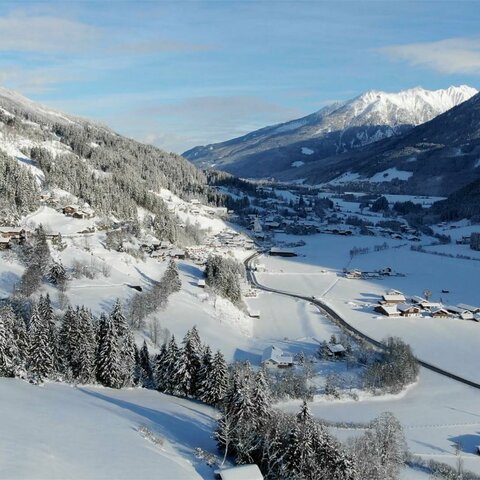 Ein Blick auf ein verschneites Dorf