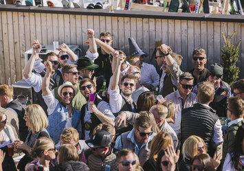 Eine Gruppe von Männern grinst in die Kamera.