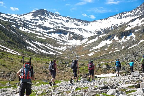 Eine Wandergruppe wandert durch die Berge
