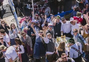 Eine Gruppe von Menschen feiern und trinken Bier.
