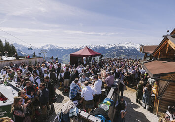 Eine große Gruppe von Menschen sitzen zusammen im Freien.