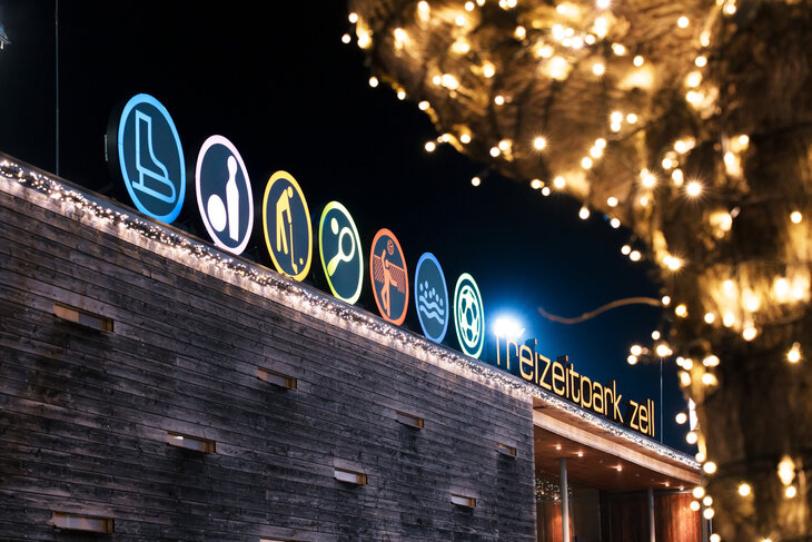 Beleuchter Schriftzug Freizeitpark Zell am Ziller im Winter 