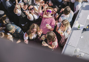 Junge Menschen feiern und trinken Bier.