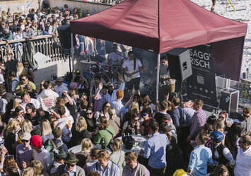 Eine große Menschengruppe feiert zusammen.