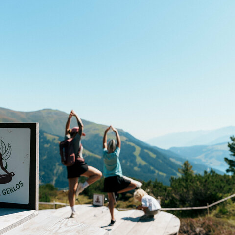 Yoga bei der Yogaplattform im Latschenland