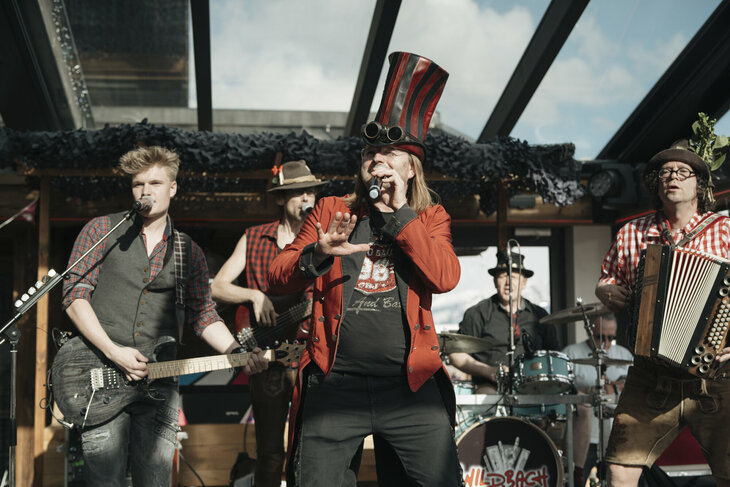 Eine Band mit einem Sänger auf einer Bühne