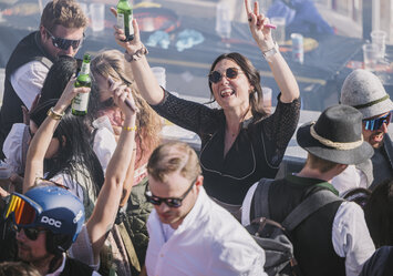 Frauen und Männer feiern und trinken Bier.