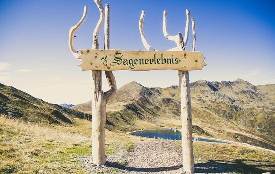 Ein Holzschild mit dem Schriftzug Sagenerlebnis