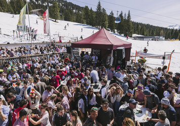 Eine Menschen Gruppe feiert vor einem Haus.