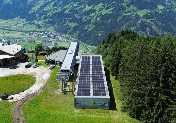 Luftaufnahme der Bergstation Rosenalmbahn mit Photovoltaikanlage und Blick über das Zillertal.