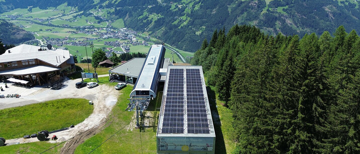 Luftaufnahme der Bergstation Rosenalmbahn mit Photovoltaikanlage und Blick über das Zillertal.
