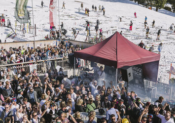 Eine Gruppe von Menschen feiern und trinken zusammen im Freien.