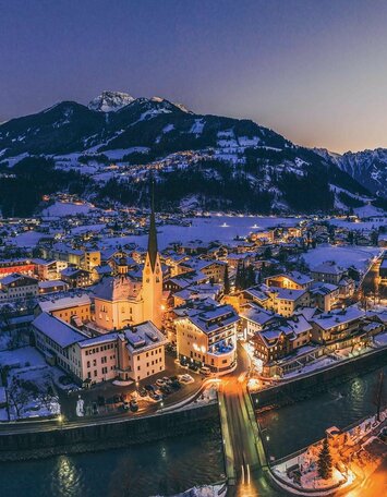 Blick auf das verschneite Zell bei Nacht