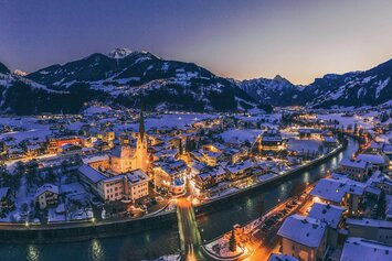 Blick auf das verschneite Zell bei Nacht
