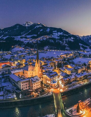 Blick auf das verschneite Zell bei Nacht