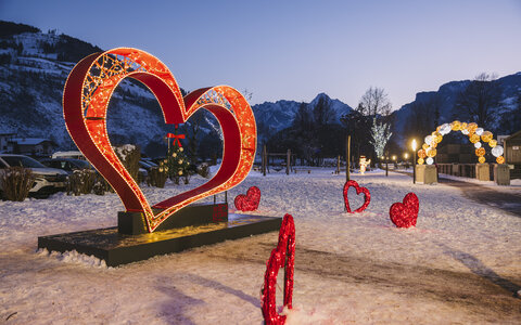 Weihnachtlich beleuchtetes Herz im Schnee