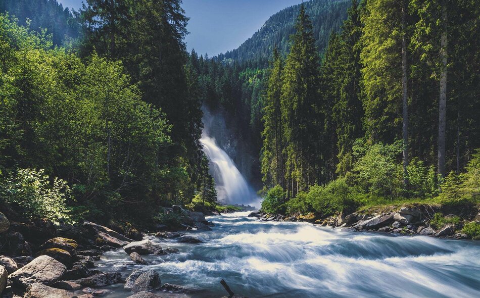 Ein Wasserfall, umgeben von Bäumen