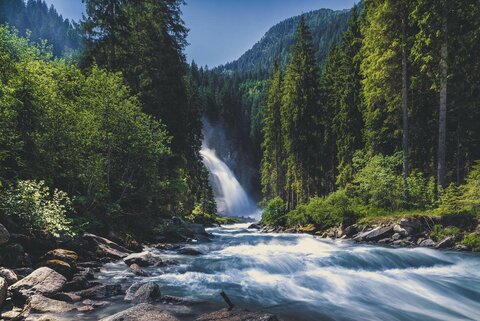 Ein Wasserfall, umgeben von Bäumen