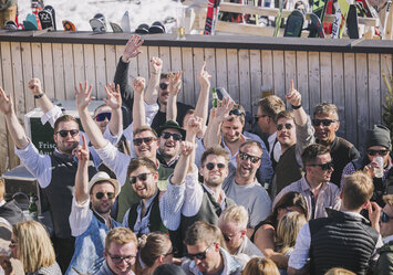 Eine Männergruppe in Tracht posiert für ein Foto.