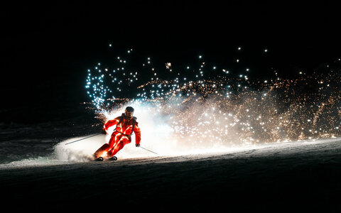 Skifahrer mit Pyrotechnik