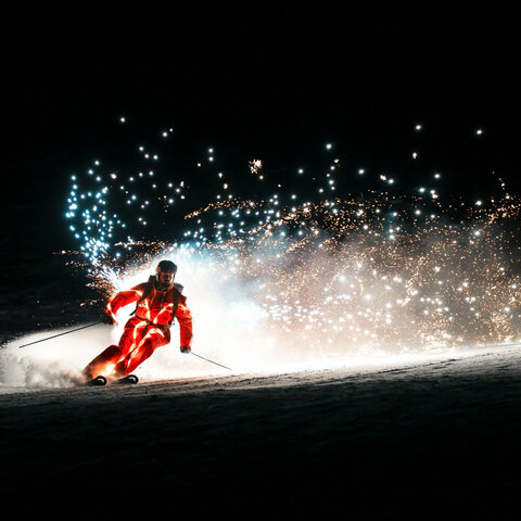 Skifahrer mit Pyrotechnik
